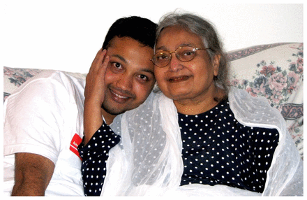 Photo of Irfan Mandozai with his mother Abida, sitting on a sofa.